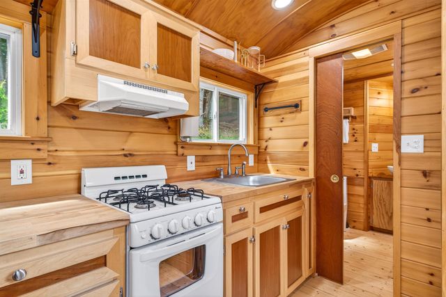 9 Beaver Pond Lane, Jamaica, VT 05343