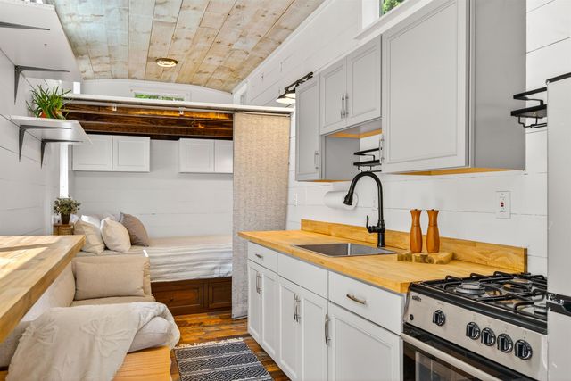 9 Beaver Pond Lane, Jamaica, VT 05343