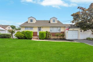 890 Polk Avenue, Franklin Square, NY 11010