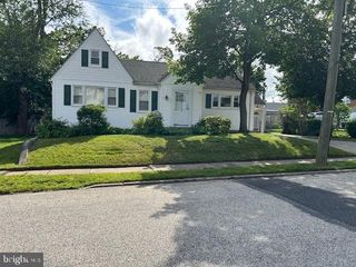 15 N HOLLY AVE, Maple Shade, NJ 08052