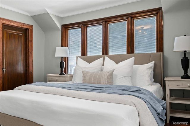 312 MCKINLEY Avenue, Grosse Pointe Farms, MI 48236