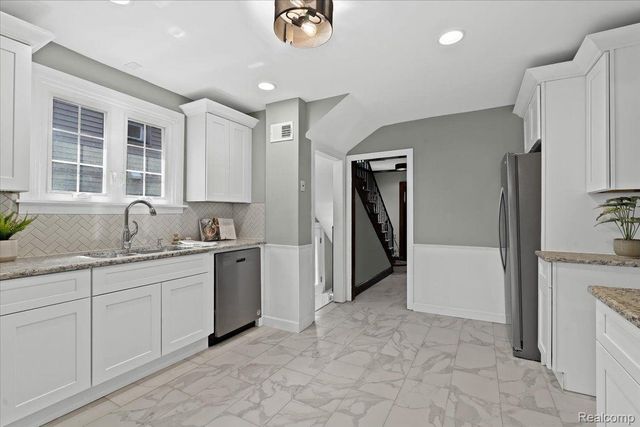 312 MCKINLEY Avenue, Grosse Pointe Farms, MI 48236