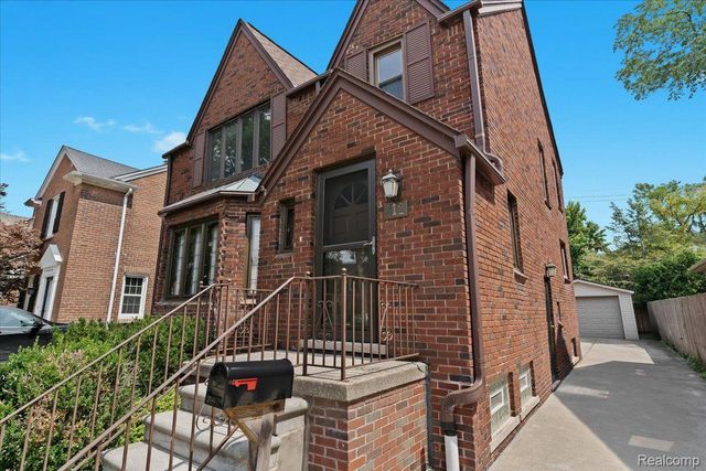312 MCKINLEY Avenue, Grosse Pointe Farms, MI 48236