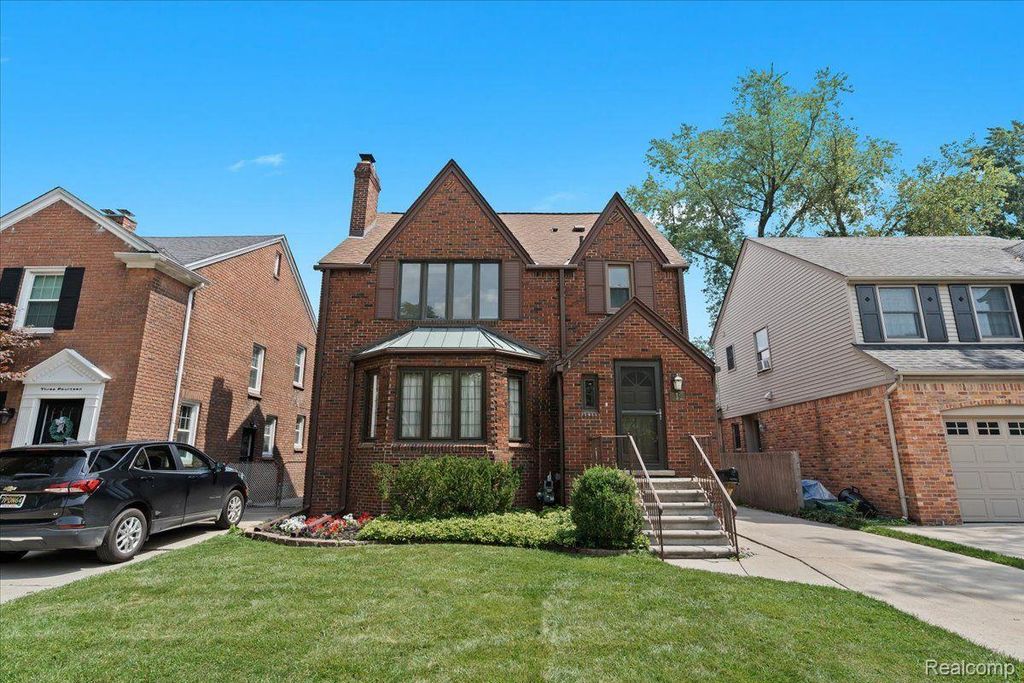 312 MCKINLEY Avenue, Grosse Pointe Farms, MI 48236