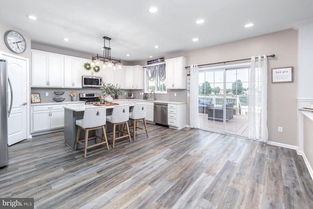 8 WOODFIELD DR, Swedesboro, NJ 08085