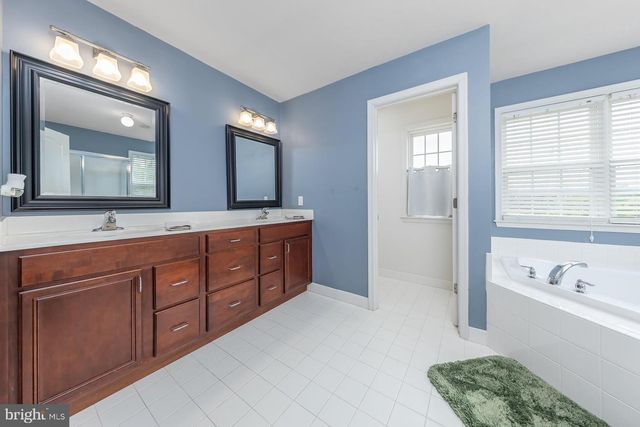 8 WOODFIELD DR, Swedesboro, NJ 08085