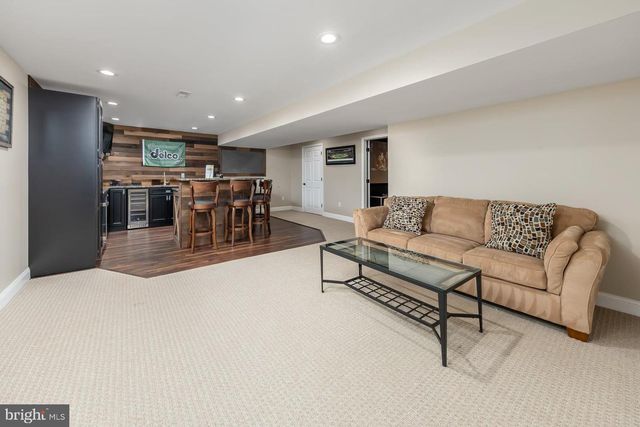 8 WOODFIELD DR, Swedesboro, NJ 08085