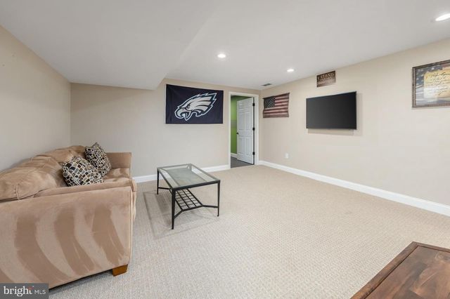 8 WOODFIELD DR, Swedesboro, NJ 08085