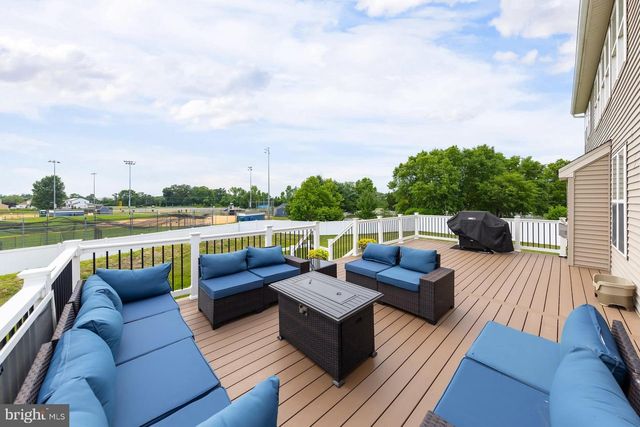 8 WOODFIELD DR, Swedesboro, NJ 08085