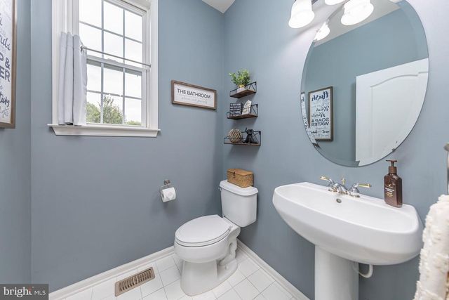 8 WOODFIELD DR, Swedesboro, NJ 08085