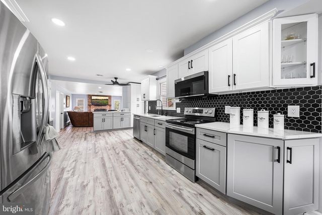 1804 ELMHURST DR, Whitehall, PA 18052