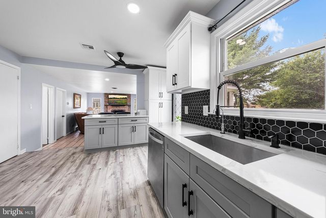1804 ELMHURST DR, Whitehall, PA 18052