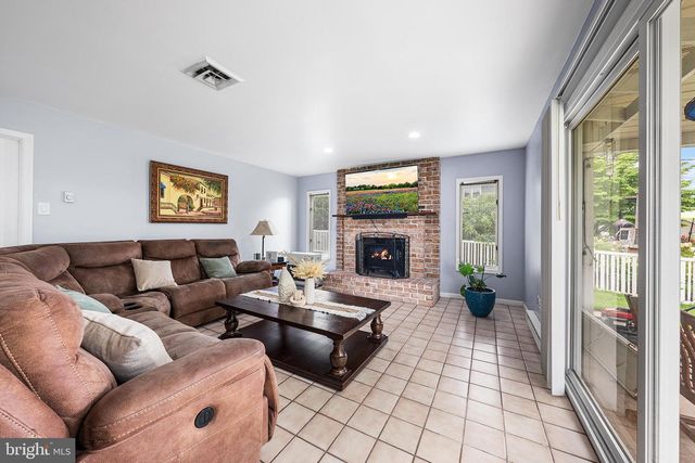1804 ELMHURST DR, Whitehall, PA 18052