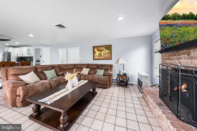 1804 ELMHURST DR, Whitehall, PA 18052