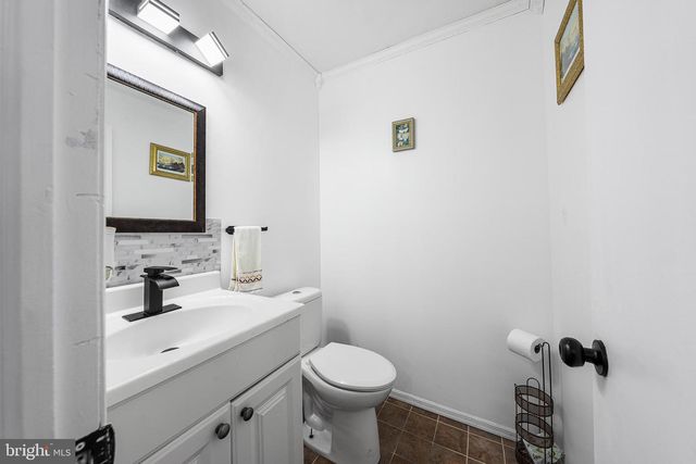 1804 ELMHURST DR, Whitehall, PA 18052