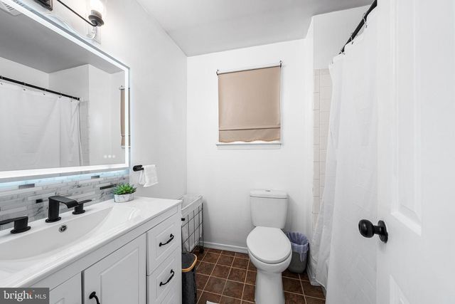 1804 ELMHURST DR, Whitehall, PA 18052