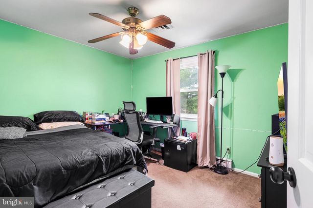 1804 ELMHURST DR, Whitehall, PA 18052