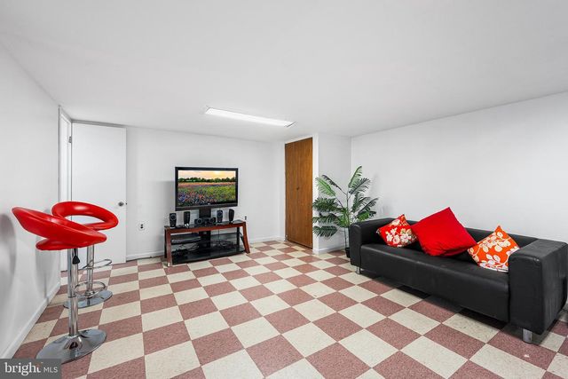 1804 ELMHURST DR, Whitehall, PA 18052