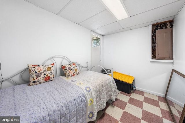 1804 ELMHURST DR, Whitehall, PA 18052