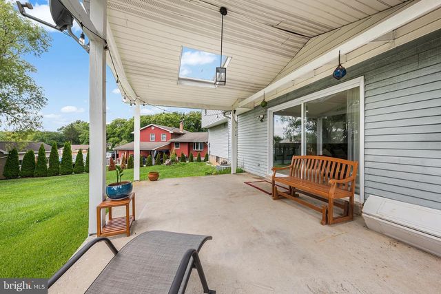 1804 ELMHURST DR, Whitehall, PA 18052