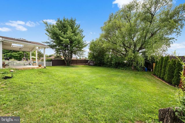 1804 ELMHURST DR, Whitehall, PA 18052