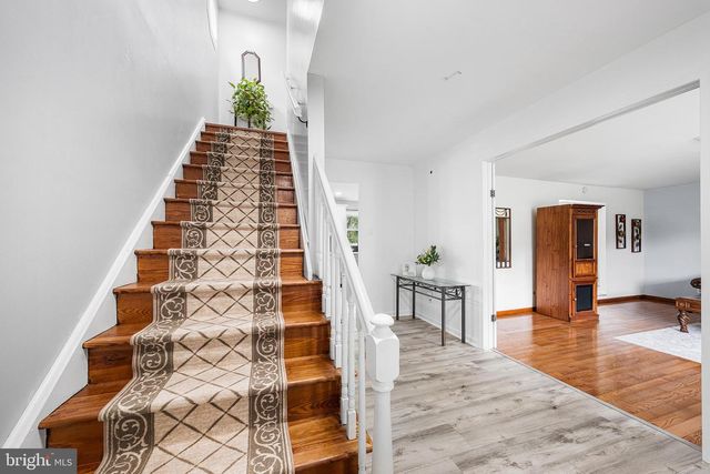 1804 ELMHURST DR, Whitehall, PA 18052
