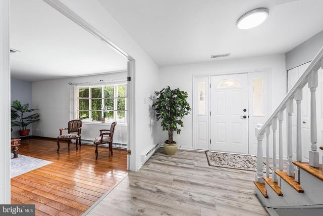 1804 ELMHURST DR, Whitehall, PA 18052