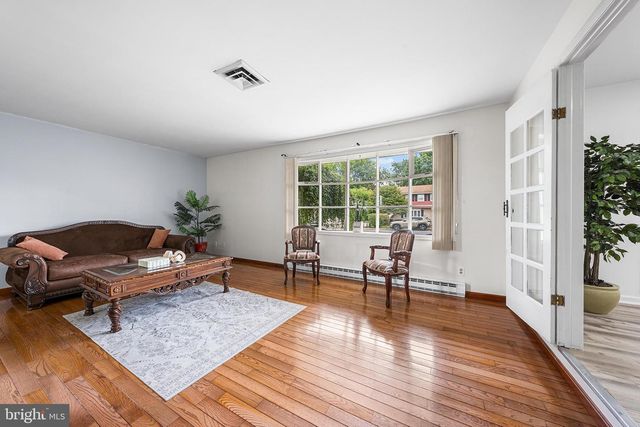 1804 ELMHURST DR, Whitehall, PA 18052