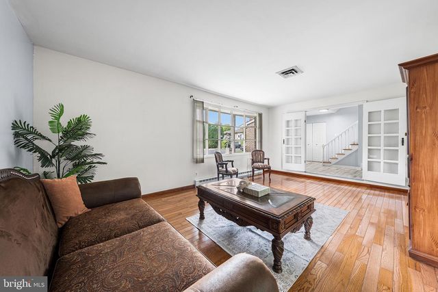 1804 ELMHURST DR, Whitehall, PA 18052