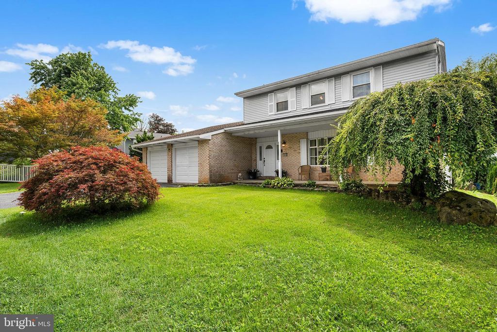 1804 ELMHURST DR, Whitehall, PA 18052