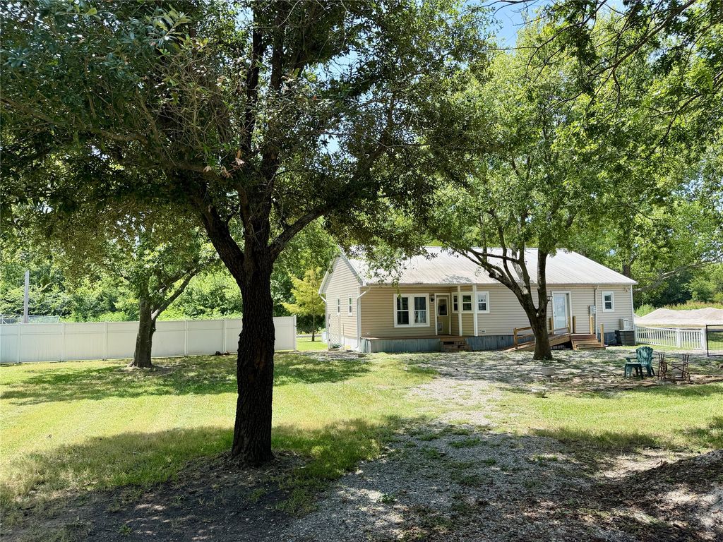 100 E Austin Street, Leonard, TX 75452