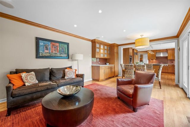 520 Greenwood Avenue, Kenilworth, IL 60043