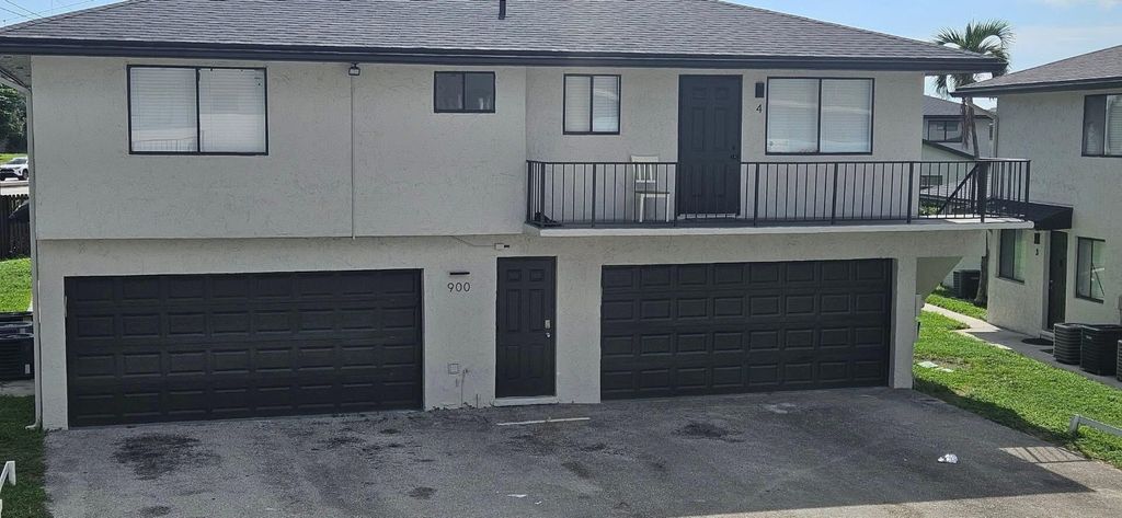 906 E Tiffany Drive 4, Mangonia Park, FL 33407