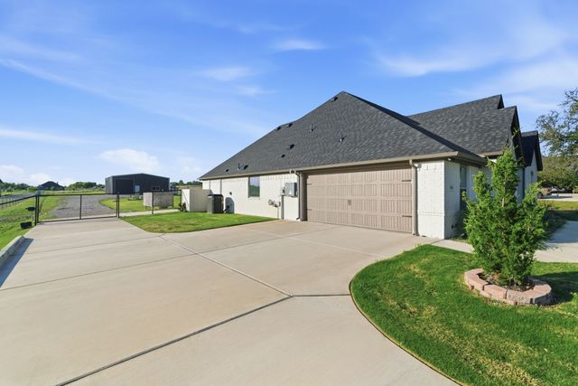 1016 Paradise Parkway, Poolville, TX 76487