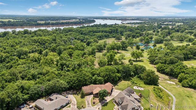 717 Meadowood Drive, Broken Arrow, OK 74011