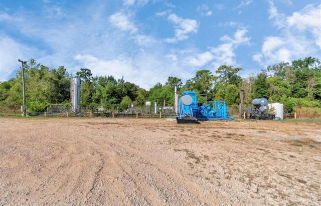 000 W Wallisville Road, Highlands, TX 77562
