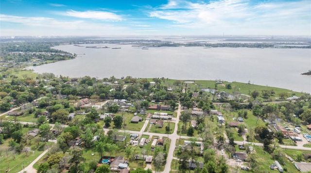 000 W Wallisville Road, Highlands, TX 77562