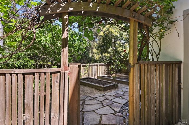 17 Redwood Dr, San Rafael, CA 94901