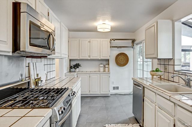 17 Redwood Dr, San Rafael, CA 94901