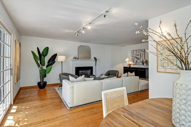 17 Redwood Dr, San Rafael, CA 94901