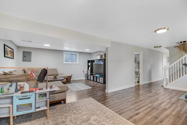 9401 S 80th Court, Hickory Hills, IL 60457