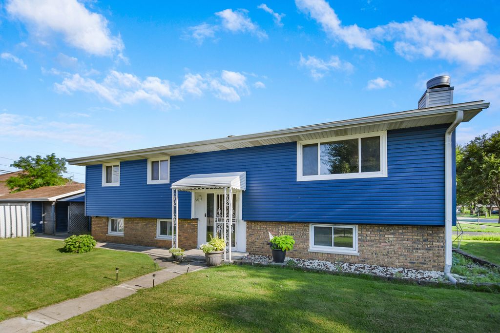 9401 S 80th Court, Hickory Hills, IL 60457