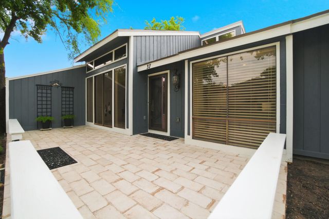 37 April Village, Montgomery, TX 77356