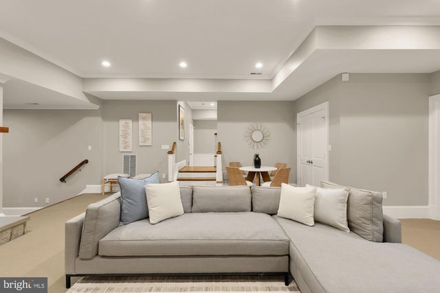 8819 CHALON DR, Bethesda, MD 20817
