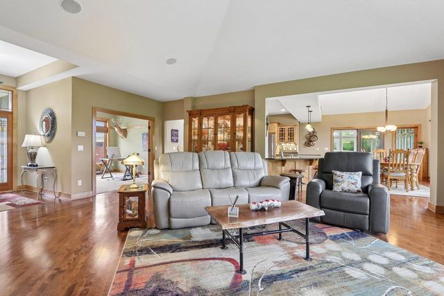 W287N990 Bedouin COURT, Waukesha, WI 53188