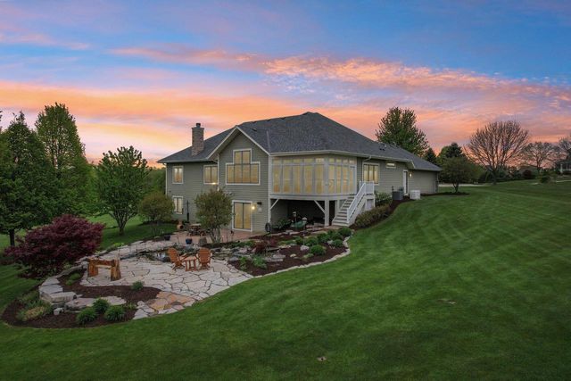 W287N990 Bedouin COURT, Waukesha, WI 53188