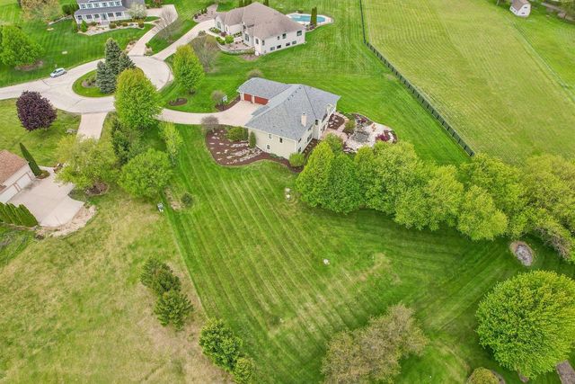 W287N990 Bedouin COURT, Waukesha, WI 53188