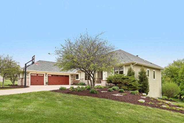 W287N990 Bedouin COURT, Waukesha, WI 53188