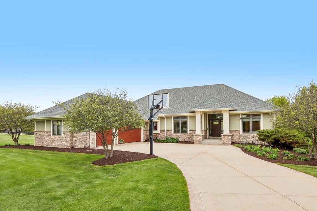 W287N990 Bedouin COURT, Waukesha, WI 53188
