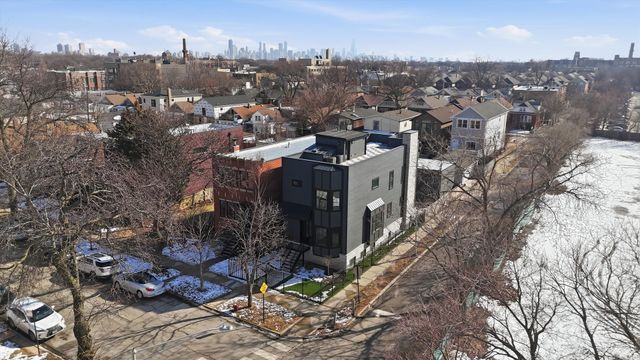 2457 W Byron Street, Chicago, IL 60618